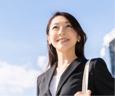 スーツを着た女性