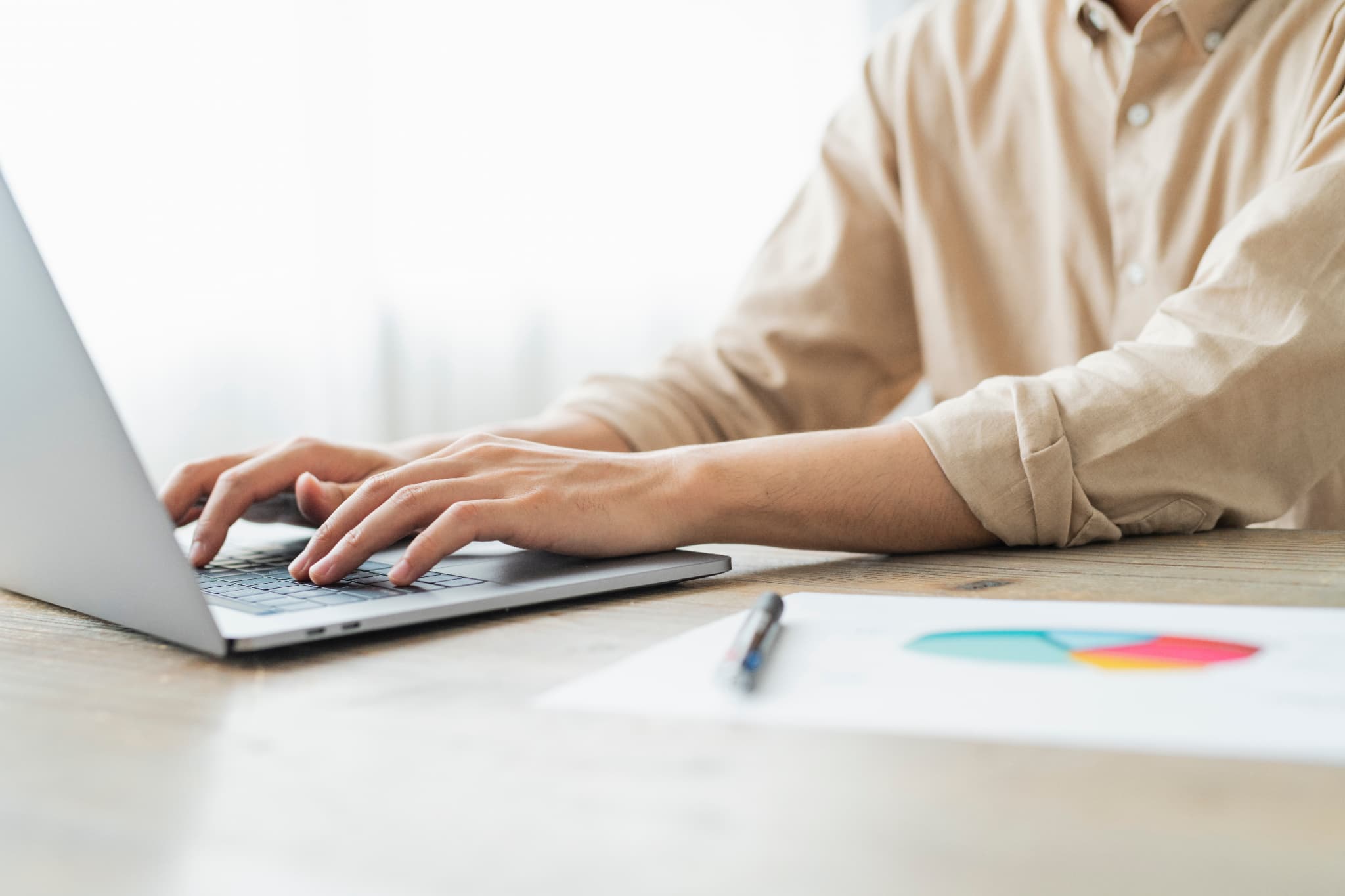 パソコンを操作する手元