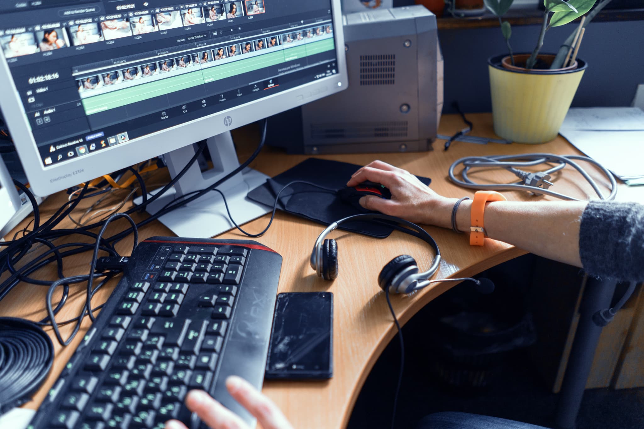 パソコンで編集している